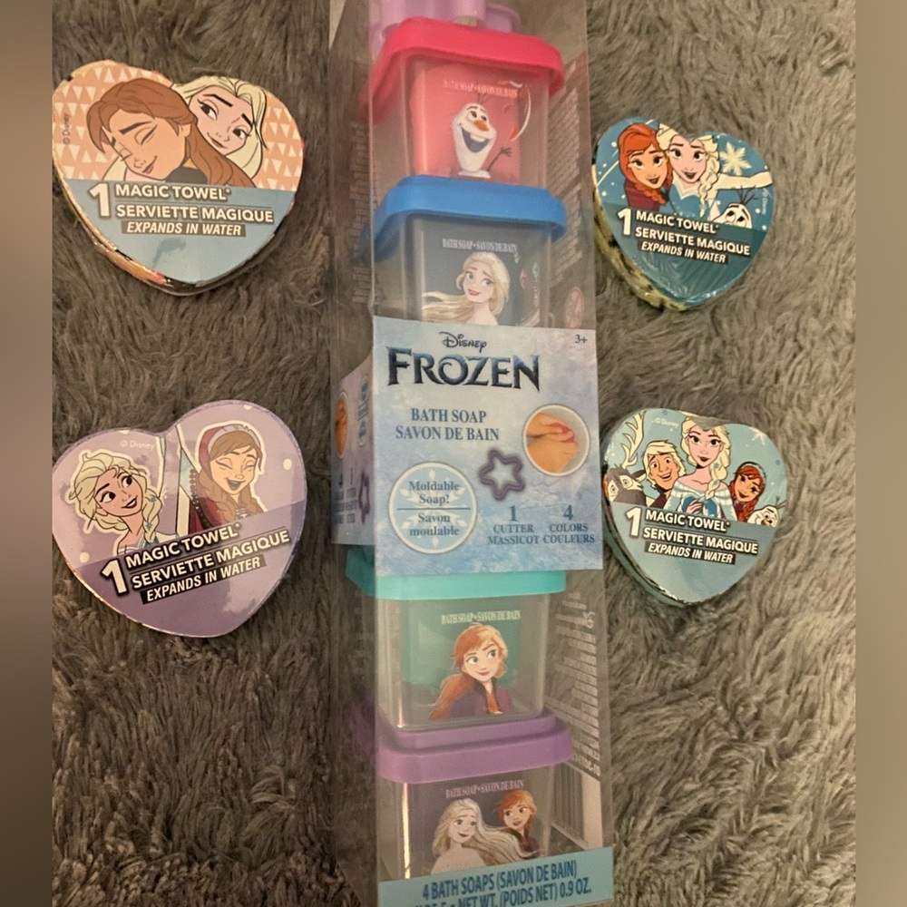 Frozen bath fun with RARE clothes